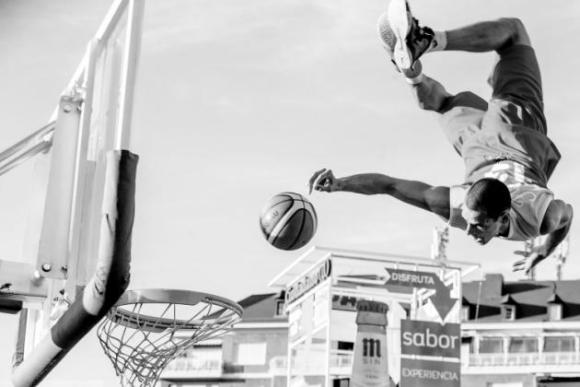 El español Jaime Massieu Marcos con 'animación suspendida'. El fotógrafo la hizo durante el Mundial de baloncesto que se celebró en Madrid en 2014 y vio a los jugadores húngaros saltando, por lo que tomó la foto, la primera que hacía en su vida de deportes.