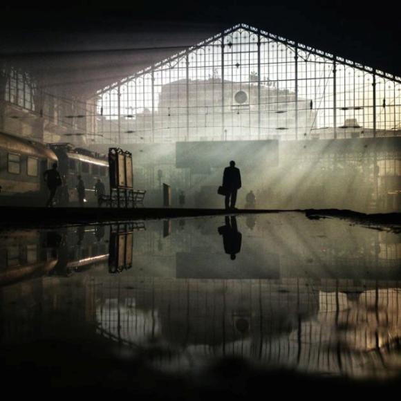 'Puesta de sol en la estación de tren de Nyugati', la foto del húngaro Janos M Schmidt.