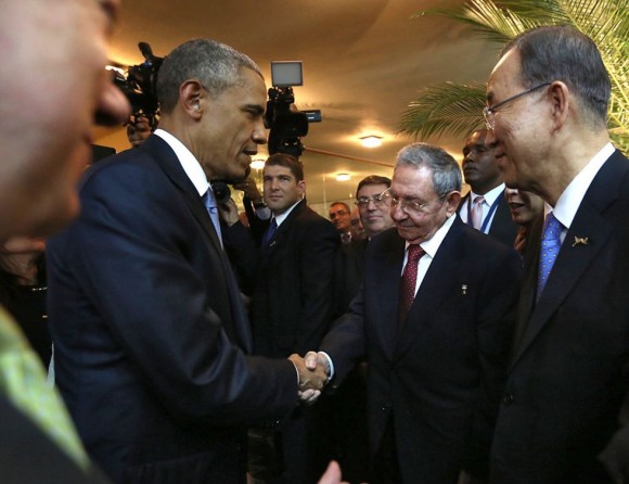 saludo entre Raúl Castro y Barack Obama