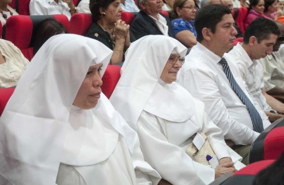 Representantes de ordenes religiosas, durante el acto por el aniversario 30 de la publicación del libro "Fidel y la Religión" y el 25 del encuentro de Fidel con líderes religiosos,  en el teatro del Ministerio de la Comunicaciones, en La Habana, Cuba, el 6 de abril de 2015 . AIN FOTO/Abel ERNESTO/