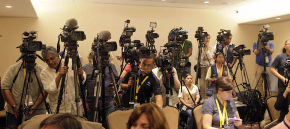Oídos en la Conferencia de Prensa. Foto: Ismael Francisco/ Cubadebate