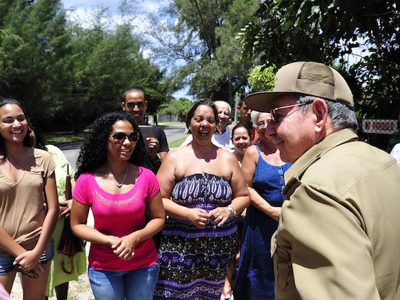 Raúl Castro ejerce su derecho al voto, el 19 de abril de 2015. Foto: Estudios Revolución