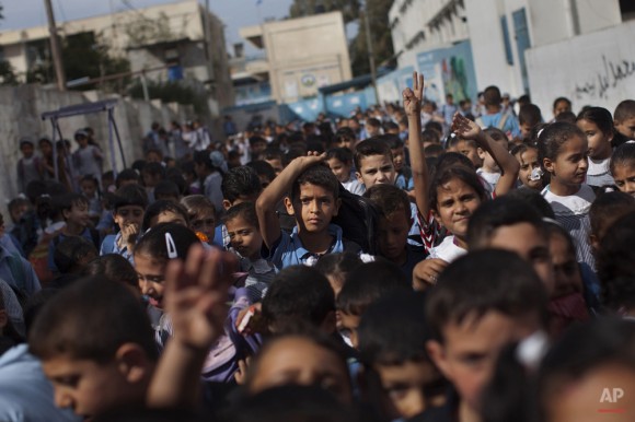 Niños palestinos salen de la escuela. (Foto AP / Bernat Armangue)