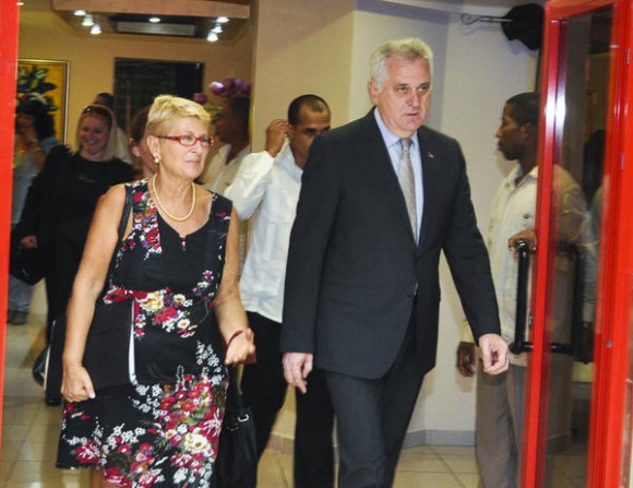Tomislav Nikolic (D), Presidente de la República de Serbia, arribo a  Cuba en visita oficial, en el Aeropuerto Internacional José Martí, en La Habana, el 18 de mayo de 2015. Foto: Marcelino Vázquez Hernández / AIN / Cubadebate 