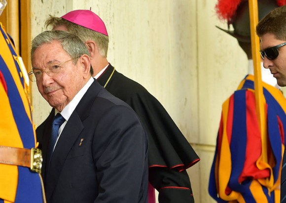 Raúl entrando al encuentro con el Papa. Foto: AFP