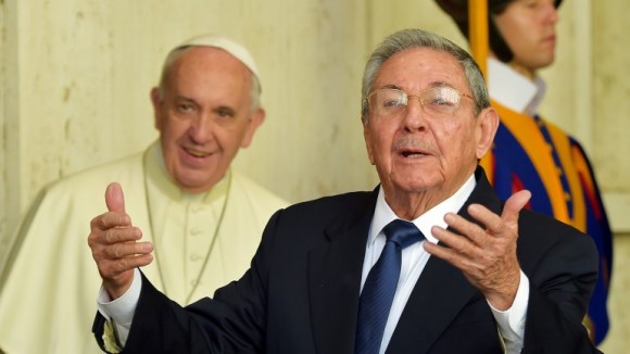 Raúl se dirige a la Prensa a la salida del encuentro con el Papa. Foto AFP