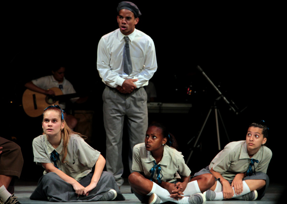 actuación del grupo teatral infantil La Colmenita con la obra Y sin embargo se mueve. Foto: Ladyrene Pérez/ Cubadebate.