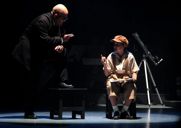 Y sin embargo se mueve es una obra original del dramaturgo ruso Alexander Jmélik. Foto: Ladyrene Pérez/ Cubadebate.