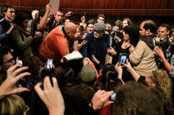 Silvio entre los admiradores y la prensa. Foto: Kaloián / Cubadebate