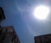El “dron” y el sol del mediodía sobre la esquina del “rascacielos” que bloquea la vista del mar de la plaza. Foto del autor.