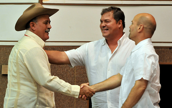 Gonzalo Pérez Ortiz, presidente de la CCS José Antonio Hecheverría de Santiago de Cuba, saluda a los héroes Ramón y Gerardo.