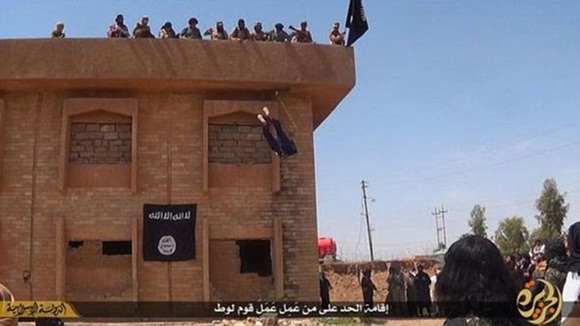 Creepy pictures: Islamic State casts a homosexual from a rooftop