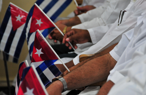 Un ejército de batas blancas. Foto: Ladyrene Pérez/ Cubadebate.