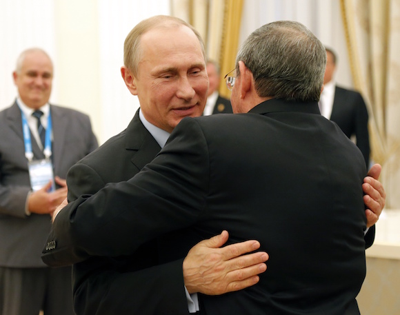 Vladimir Putin y Raúl Castro durante el encuentro en el Kremlin. Foto: Anatoly Maltsev/Pool via AP