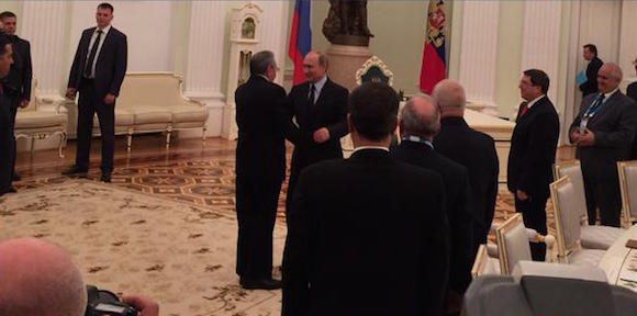 Putin ofrece la bienvenida a Raúl. Foto: @dimsmirnov175/ Twitter