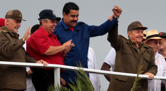 Los presidentes de Cuba y Venezuela, Raúl Castro y Nicolás Maduro, presidieron este viernes en La Habana el multitudinario desfile por el Primero de Mayo, que se realizó con llamados a la unidad por el socialismo. Foto: Ladyrene Pérez/ Cubadebate