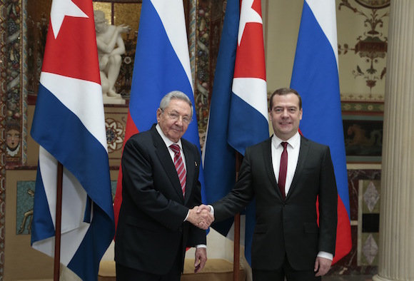 El Primer Ministro Dimitri Medvedev, derecha, y el Presidente cubano Raul Castro durante un encuentro en Moscú, Rusia este miércoles, 6 de mayo de 2015. Foto: Ivan Sekretarev/ AP