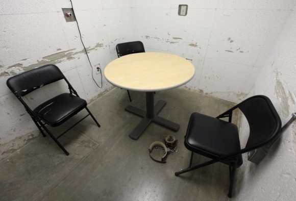 na habitación utilizada para las reuniones entre los abogados y sus clientes se ve en el Camp VI, una prisión utilizado para albergar a los detenidos en Guantánamo Base Naval de Estados Unidos 5 de marzo de 2013. Foto: Bob Strong/ Reuters.