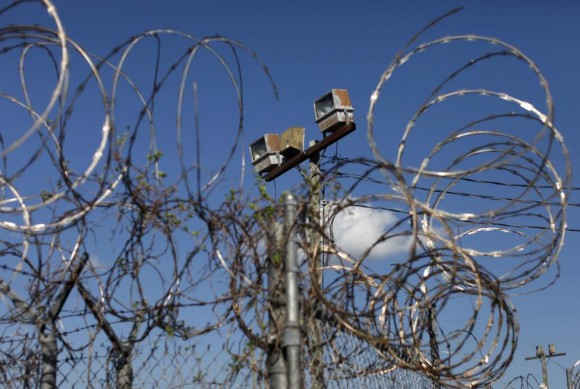 Las plantas crecen en el alambre de púas en Camp X-Ray, una prisión anteriormente utilizado a los detenidos de las casas en la base naval estadounidense de Guantánamo, 07 de marzo 2013. Foto: Bob Strong/ Reuters.