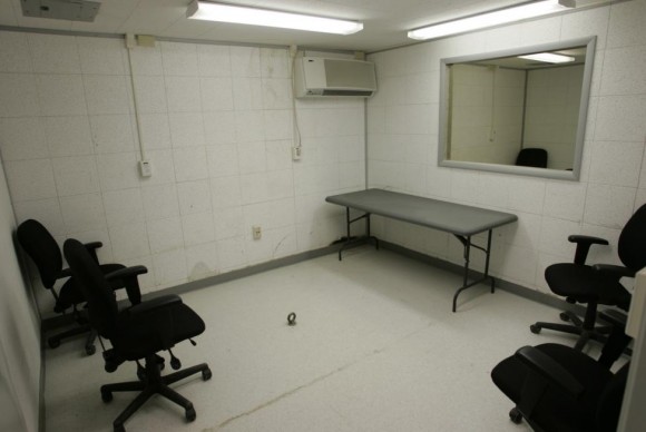 Uma sala de interrogatório é mostrado onde os detidos são entrevistados em Camp Delta, em os EUA  Base Naval de Guantánamo, Cuba 28 de julho de 2004. No chão, no centro da sala é um parafuso de olho onde os detentos podem ser encadeados, se necessário.  Foto: Joe Skipper / Reuters.