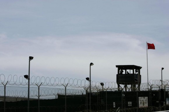 Una torre de guardia del Campo Delta se ve en la Estación Naval de la Bahía de Guantánamo, en la Bahía de Guantánamo, Cuba 04 de septiembre 2007. Foto: Joe Skipper/ Reuters.