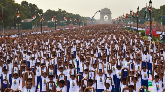 Miles de personas hicieron yoga al aire libre en Nueva Delhi, India. Millones en todo el mundo celebraron el primer Día Internacional del Yoga. Foto: AP