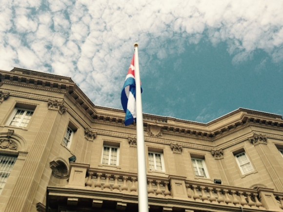 Bandera cubana ondea en Washington, en la sede de la Embajada de Cuba en Estados Unidos. Foto: Ismael Francisco/Cubadebate.