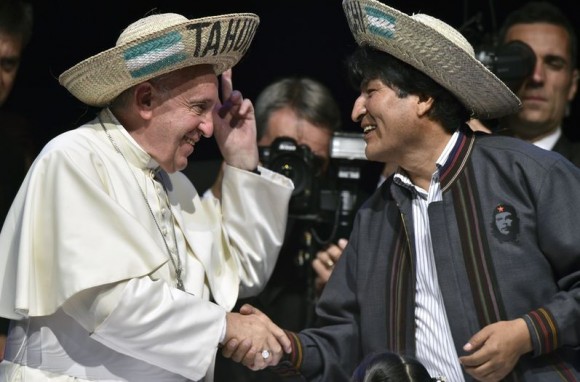 Francisco y Evo Morales, con el sombrero de Saó.