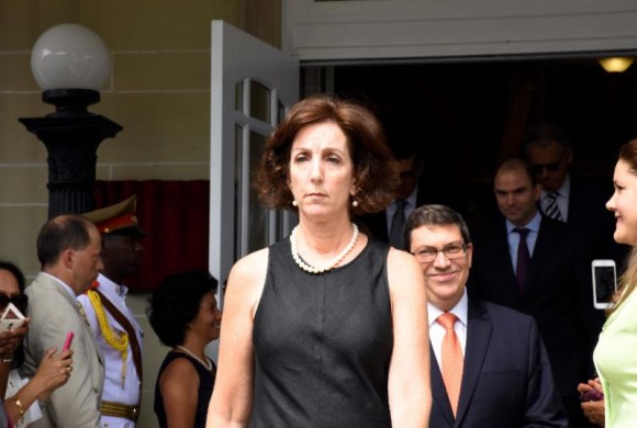La Subsecretaria de Estado Roberta Jacobson asistió a la ceremonia en la Embajada Cubana, 20 de julio de 2015. Foto:  Bil Hackwell.