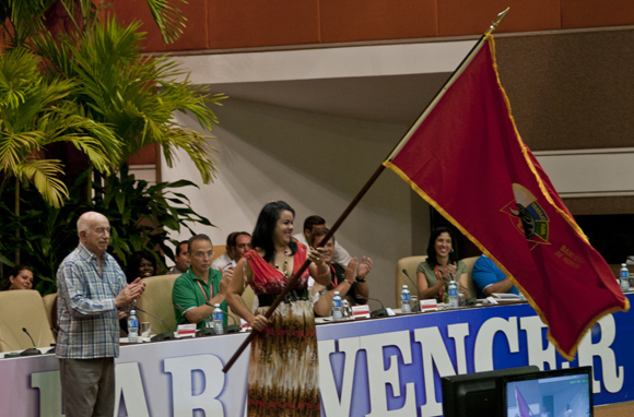 José Ramón Machado Ventura entregó la Bandera del Honor al aserrío La Baría. Foto: Ladyrene Pérez/ Cubadebate.