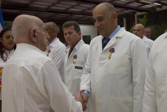Médicos que lucharon contra el Ebola en África reciben condecoración en La Habana. Foto: Ismael Francisco/ Cubadebate