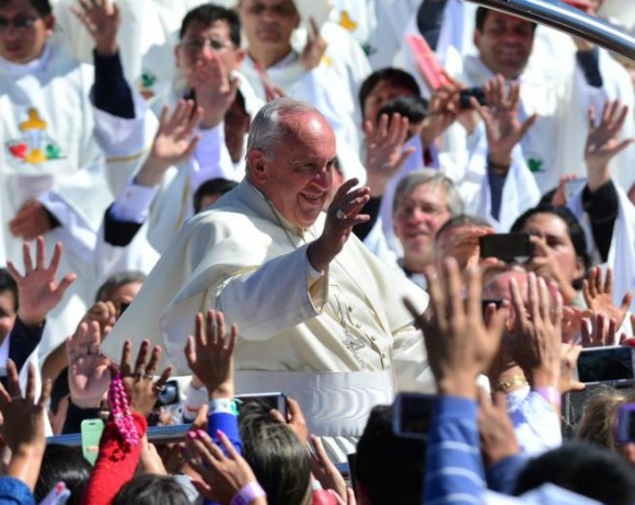 El papa Francisco saluda a los creyentes al finalizar una misa en la plaza del Cristo Redentor.