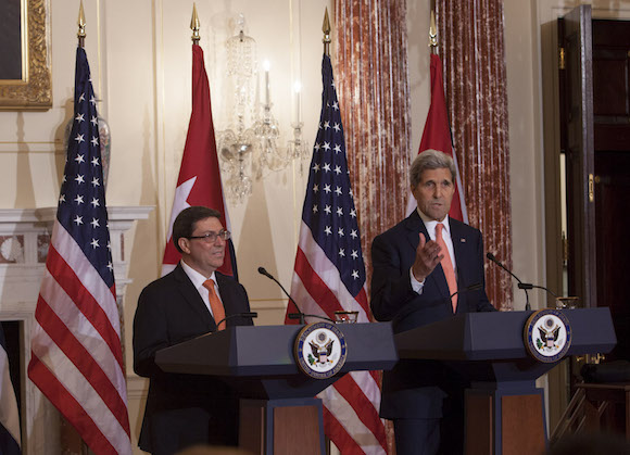 Bruno Rodríguez y John Kerry en el Salon Benjamin Franklin, del Departamento de Estado. Foto: Ismael Francisco/ Cubadebate