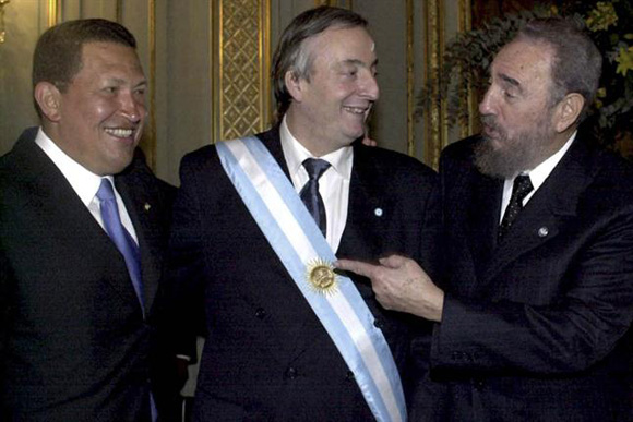Fidel con Hugo Chavez tras la asunción de Néstor Kirchner en mayo de 2003. Foto: Archivo. 