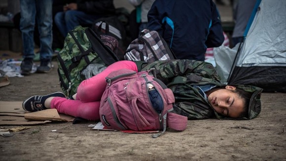 Una menor duerme en el suelo en un parque donde los migrantes han encontrado refugio temporal en la capital de Serbia, Belgrado.