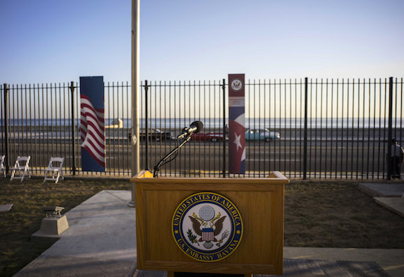 El podio en la Embajada de los EEUU, donde hablaría el Secretario de Estado John Kerry. Foto: Ramón Espinosa/ AP