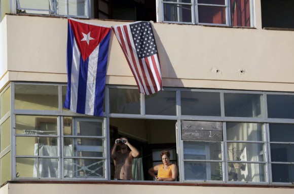 Vecinos miran desde un edificio al lado de la embajada de Estados Unidos en La Habana. Foto: Enrique De La Osa/ Reuters.