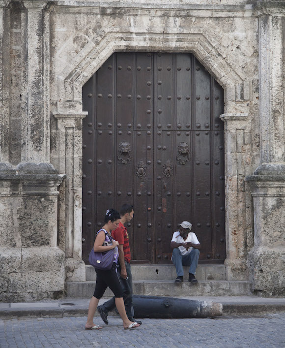 El antiguo portón principal del Colegio de San Carlos y San Ambrosio, de La Habana, hoy Centro Cultural Padre Félix Varela. Foto: Ismael Francisco/ Cubadebate