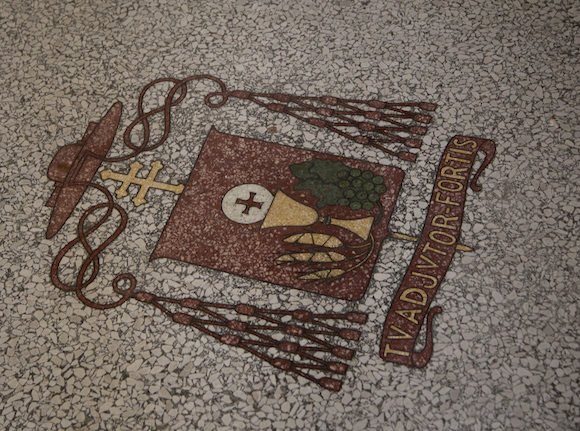 En la losa del antiguo Seminario de San Carlos y San Ambrosio, se conserva el escudo de Monseñor Manuel Arteaga, el primer Cardenal que tuvo Cuba y uno de los primeros en América Latina y el Caribe.  Foto: Ismael Francisco/ Cuba