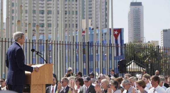 John Kerry en la ceremonia oficial de izamiento de la bandera de EEUU en la Embajada en La Habana. Foto: Ismael Francisoc/ Cubadebate