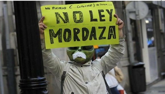 Un manifestante en España contra la Ley Mordaza. Foto Reuters.