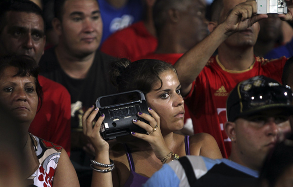 Cubana en el Latino, disfrutando de un juego de béisbol. Foto: Ismael Francisco/ Cubadebate
