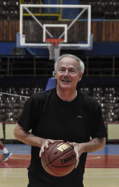 Asa Hutchinson, gobernador de Arkansas durante un juego amistoso con el equipo Capitalinos de baloncesto, en el Coliseo de la Ciudad Deportiva en La Habana, el 29 de septiembre de 2015. AIN FOTO/Marcelino VAZQUEZ HERNANDEZ/rrcc