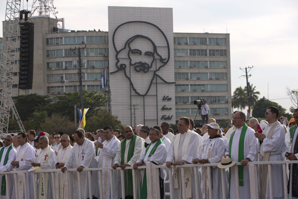 Los fieles escuchan la Santa Misa. Foto: Ismael Francisco/ Cubadebate.