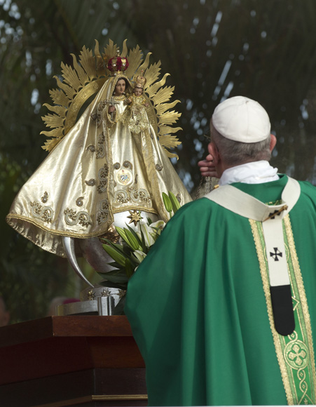 La Virgen de la Caridad, patrona de Cuba, en el altar de la Santa Misa que ofreció el Papa Francisco en La Habana. Foto: Ismael Francisco/ Cubadebate.