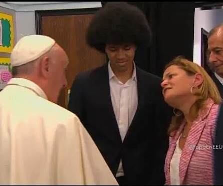 El Papa Francisco recibe la bienvenida en Harlem y la pintura hecha por el prisionero político Oscar López Rivera. A la derecha en la foto la presidenta del Concejo Municipal de Nueva York, Melissa Mark-Viverito. (Foto tomada de la TV)