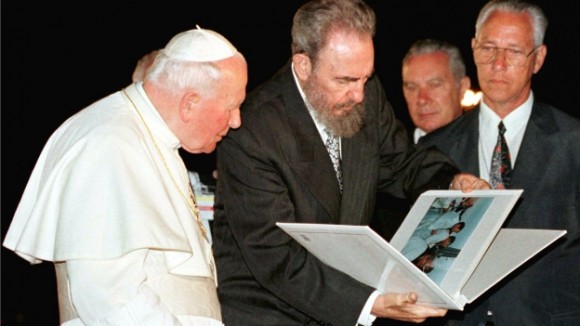 Fidel obsequia al Papa Juan Pablo II album de fotos de su visita a Cuba. Foto: Reuters