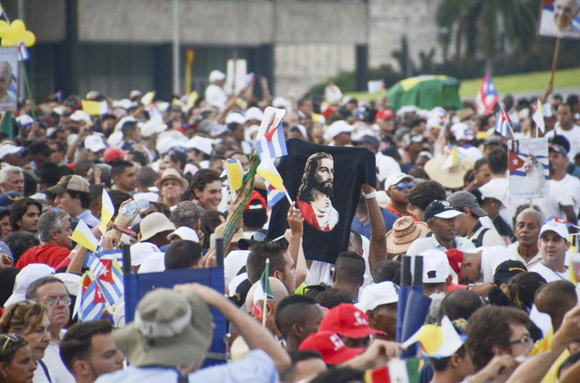 Una gran multitud en la Plaza de la Revolución asistió a la Santa Misa. Foto: Kaloian/ Cubadebate.