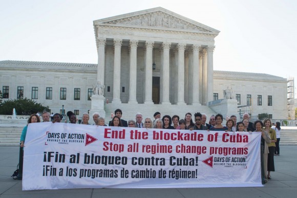 Pancarta contra el bloqueo frente a la Corte Suprema de Justicia en Washington. Foto: Bill Hackwell / Cubadebate