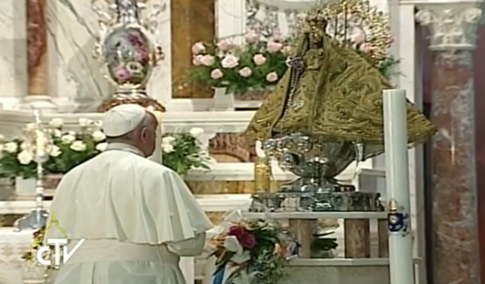 Papa frente a la Virgen del Cobre